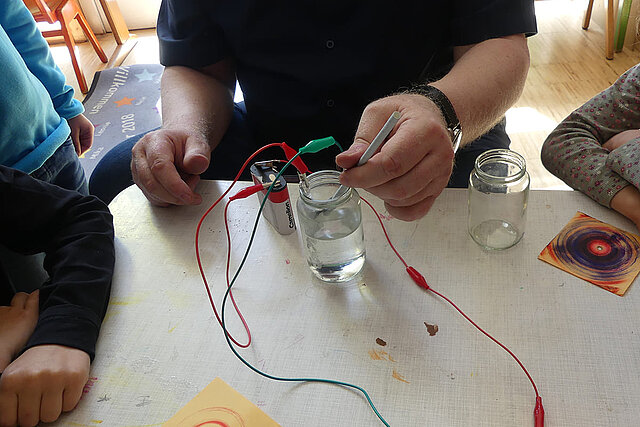 Kinder machen Experimente mit Anleitung