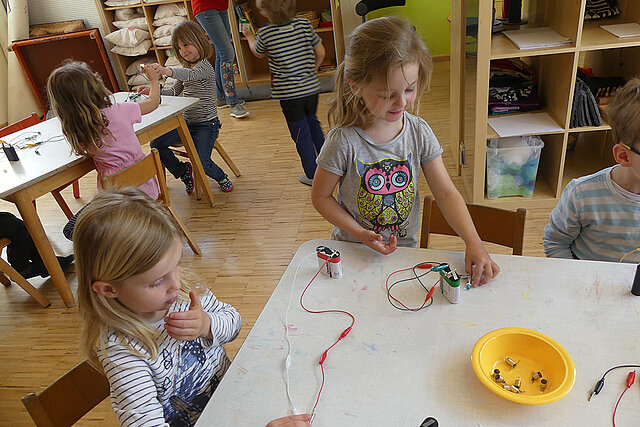 Kinder machen Experimente