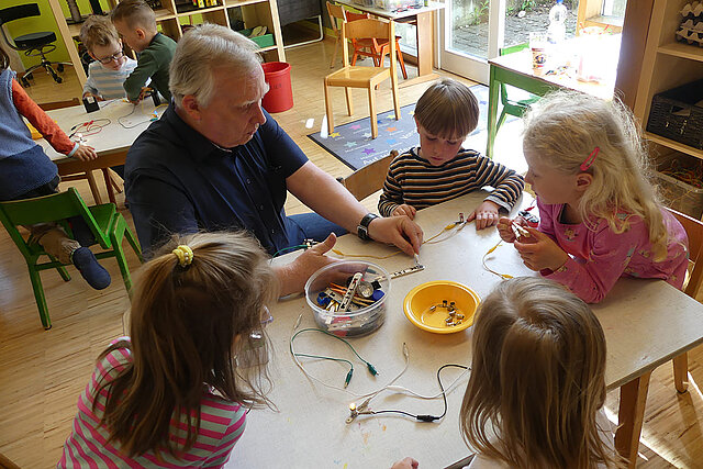 Kinder machen Experimente mit Anleitung