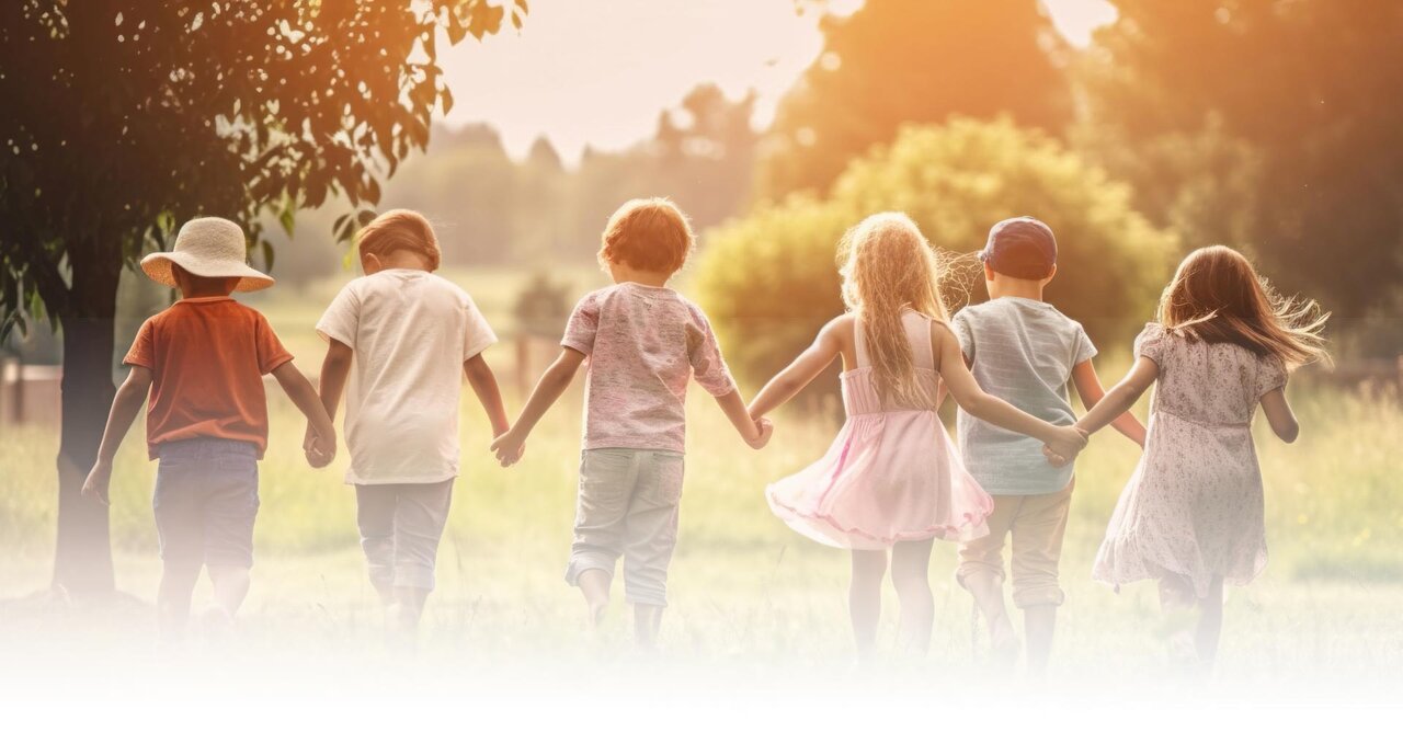 Spielende Kinder Hand in Hand